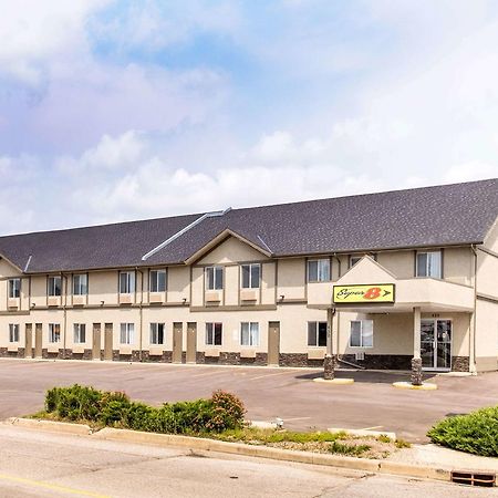 Super 8 By Wyndham Strathmore Esterno foto