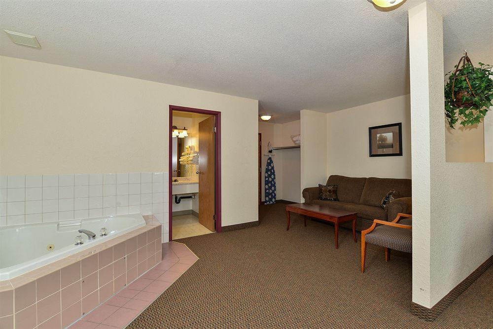 Super 8 By Wyndham Strathmore Esterno foto