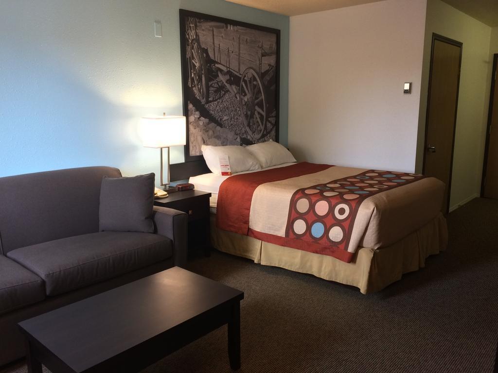 Super 8 By Wyndham Strathmore Esterno foto