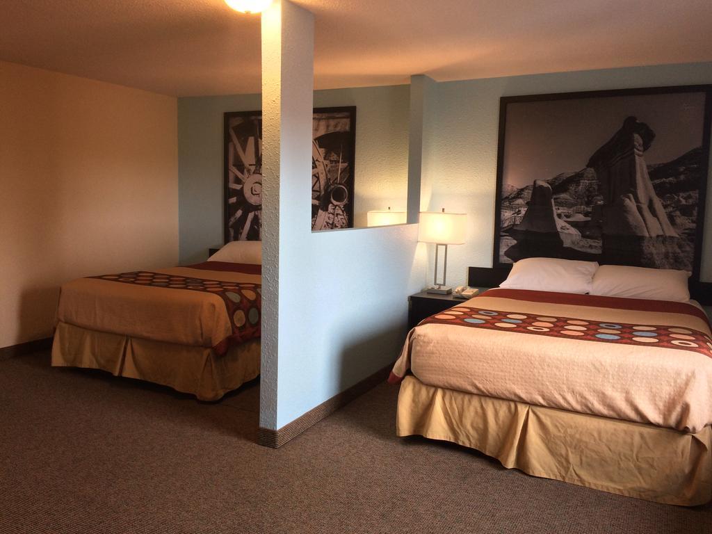 Super 8 By Wyndham Strathmore Esterno foto