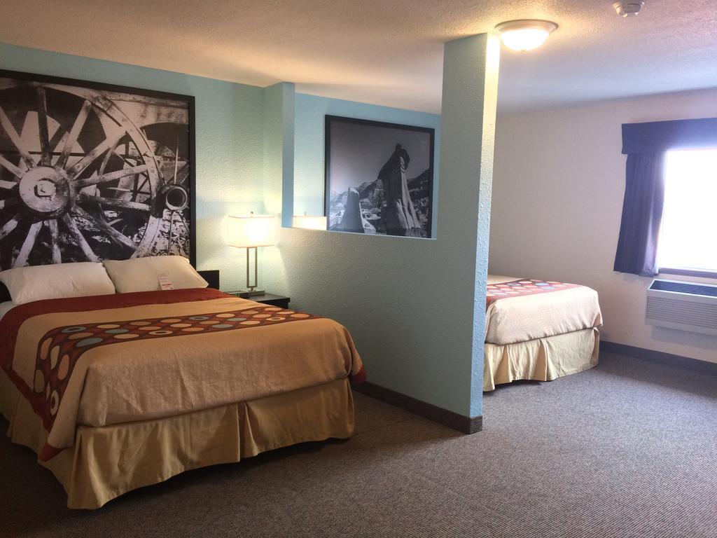 Super 8 By Wyndham Strathmore Esterno foto