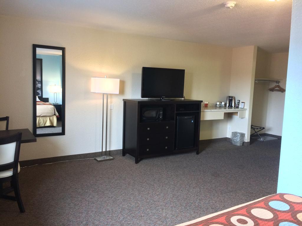 Super 8 By Wyndham Strathmore Esterno foto
