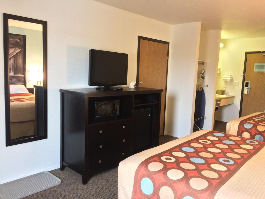 Super 8 By Wyndham Strathmore Esterno foto
