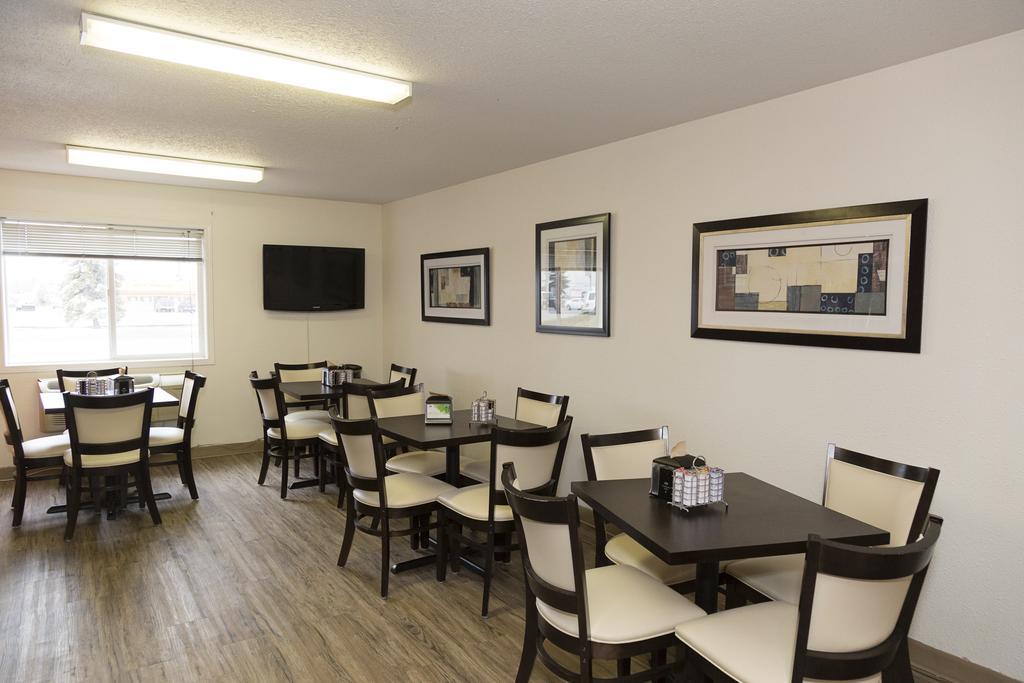 Super 8 By Wyndham Strathmore Esterno foto