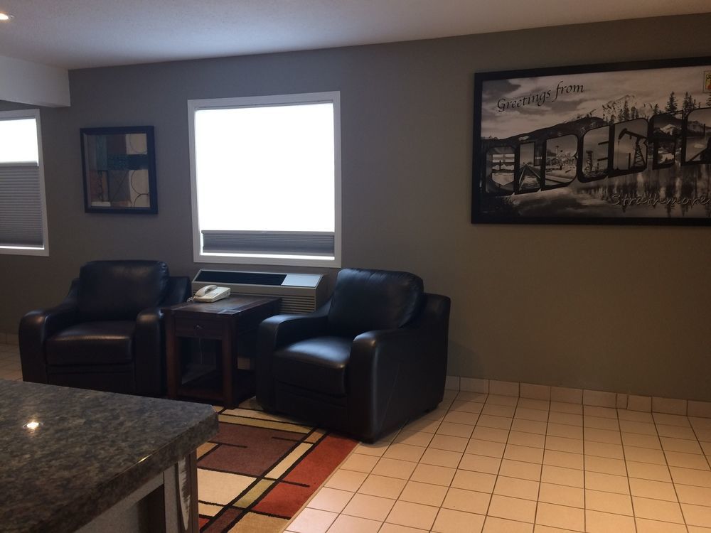Super 8 By Wyndham Strathmore Esterno foto