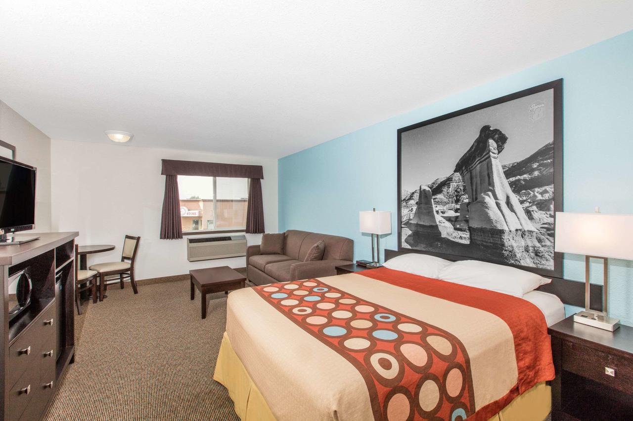 Super 8 By Wyndham Strathmore Esterno foto