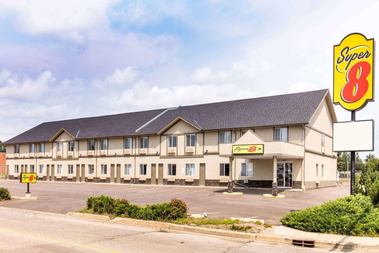 Super 8 By Wyndham Strathmore Esterno foto