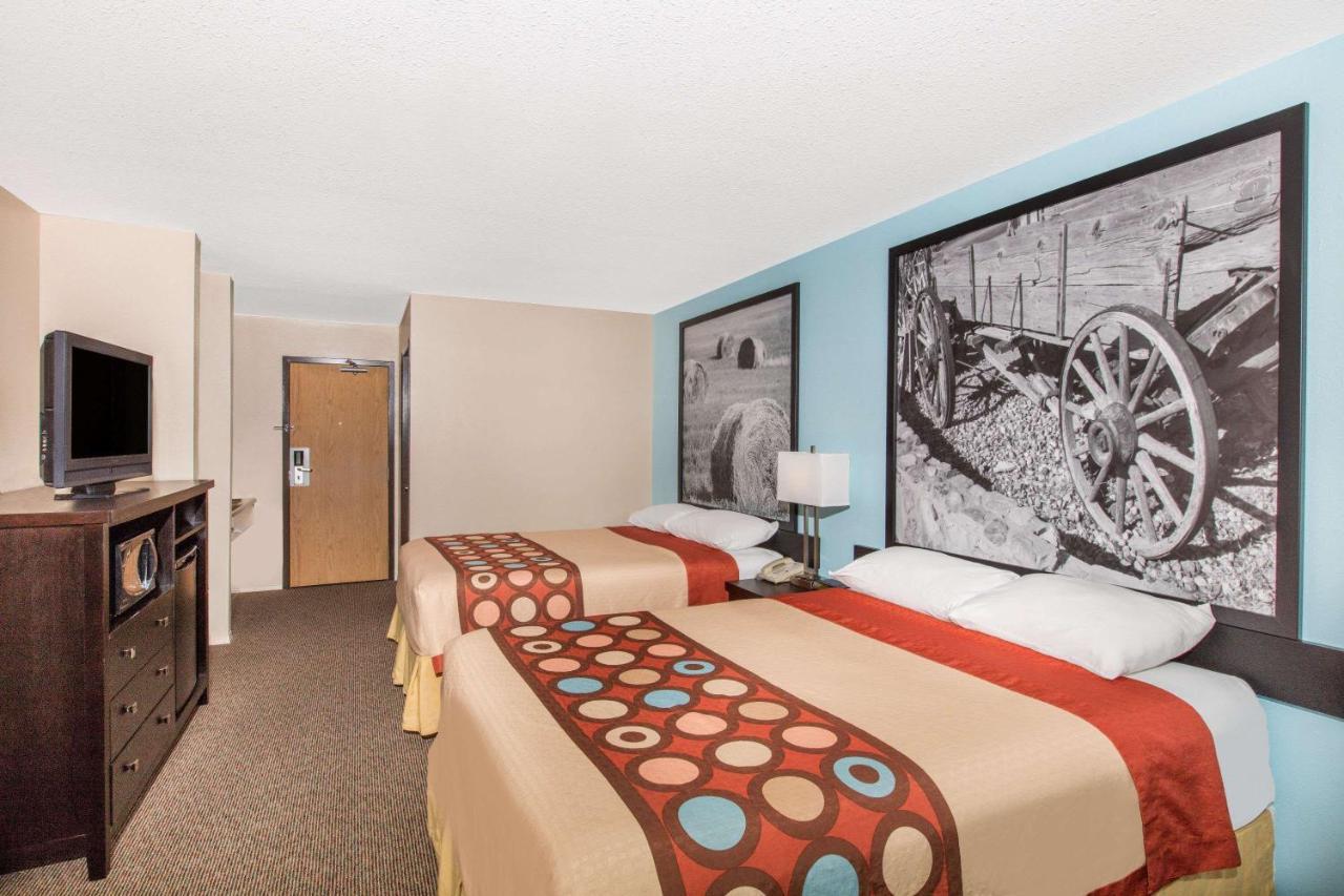 Super 8 By Wyndham Strathmore Esterno foto