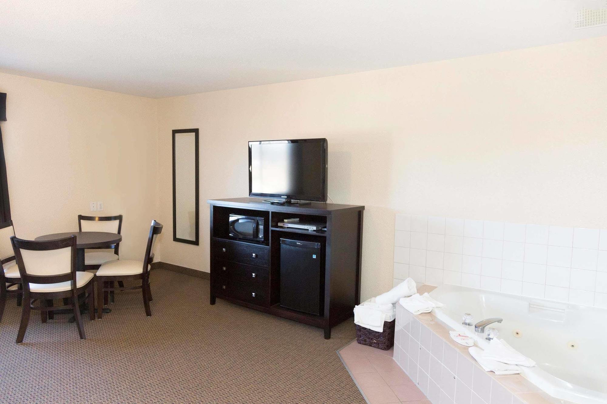 Super 8 By Wyndham Strathmore Esterno foto