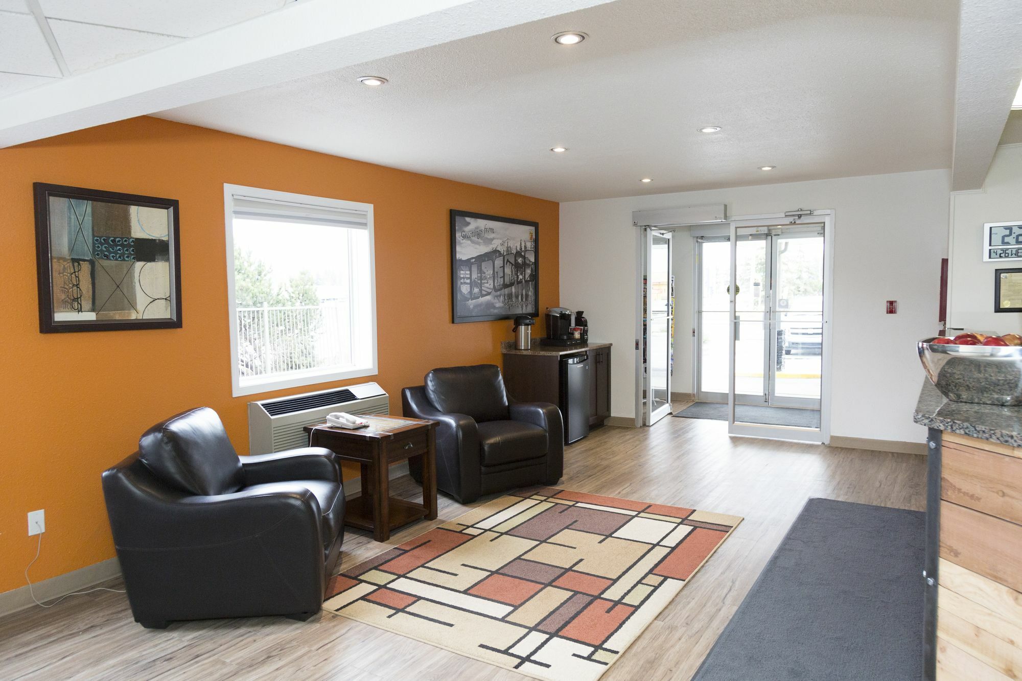 Super 8 By Wyndham Strathmore Esterno foto