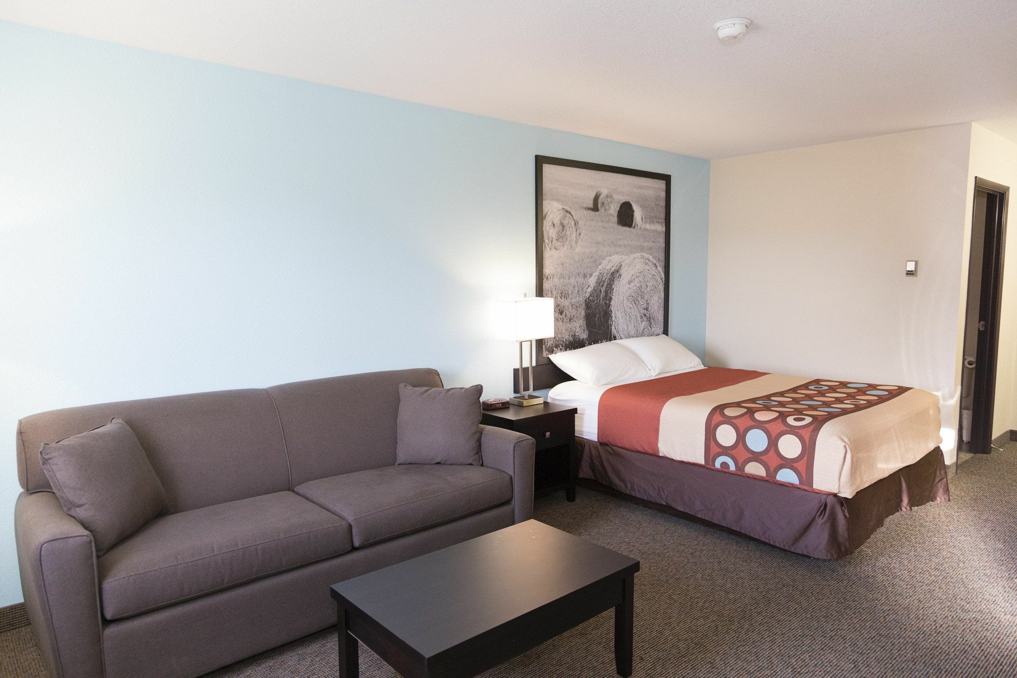 Super 8 By Wyndham Strathmore Esterno foto