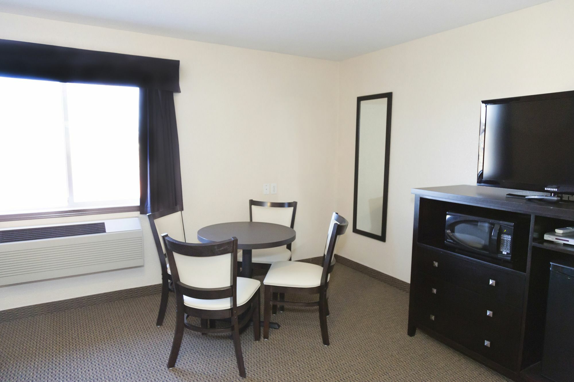 Super 8 By Wyndham Strathmore Esterno foto