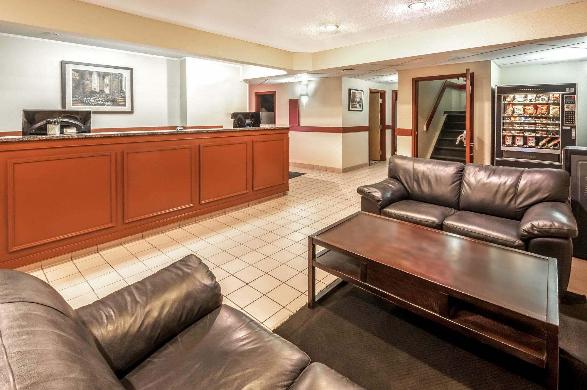 Super 8 By Wyndham Strathmore Esterno foto