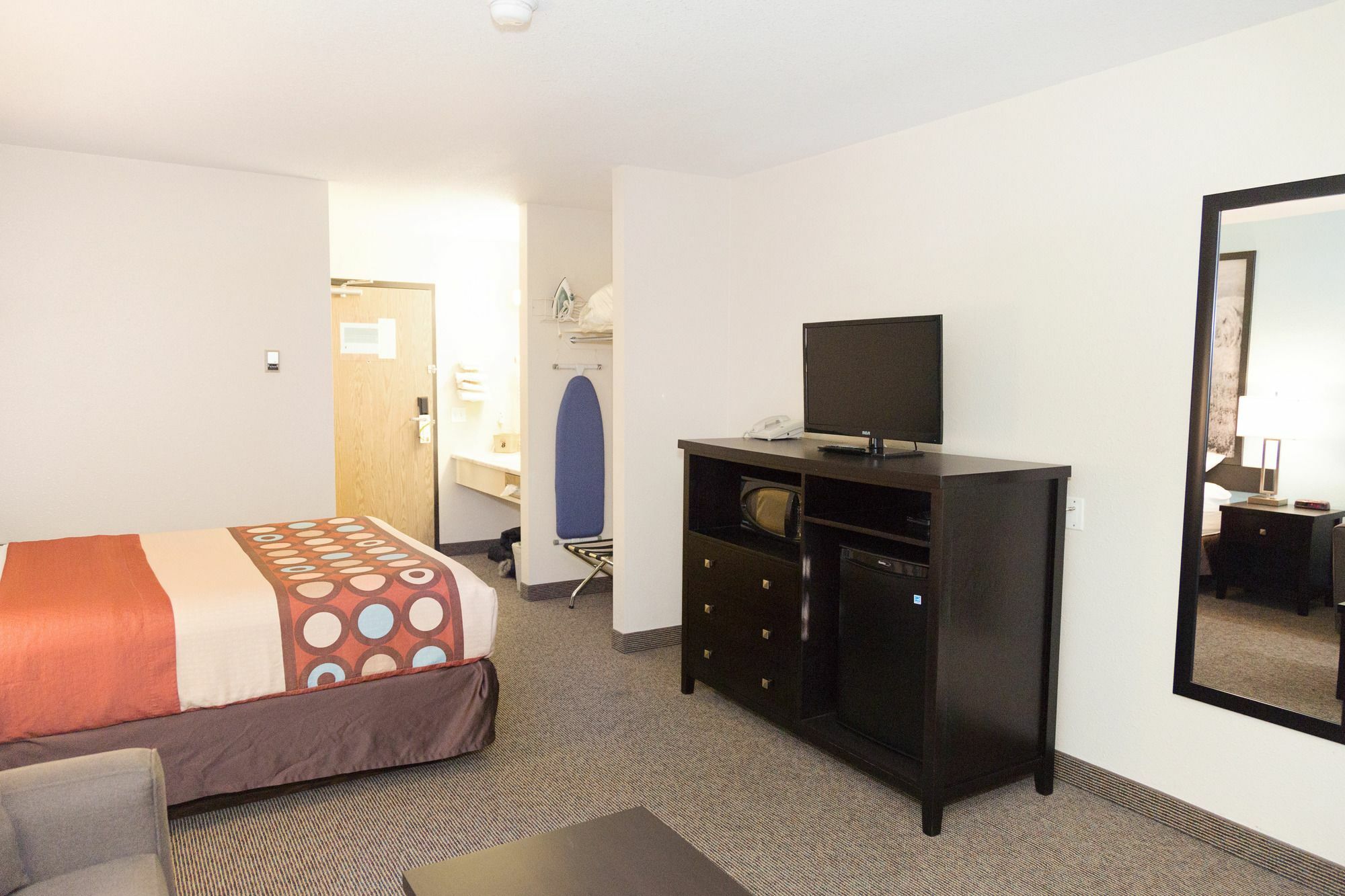 Super 8 By Wyndham Strathmore Esterno foto