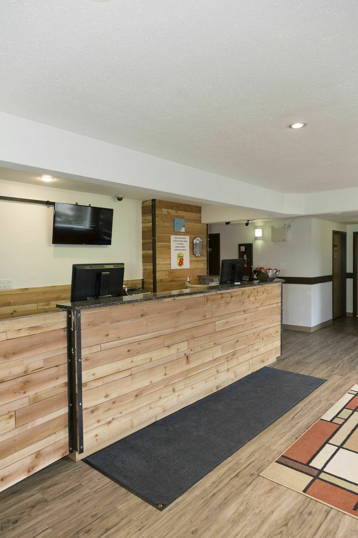 Super 8 By Wyndham Strathmore Esterno foto