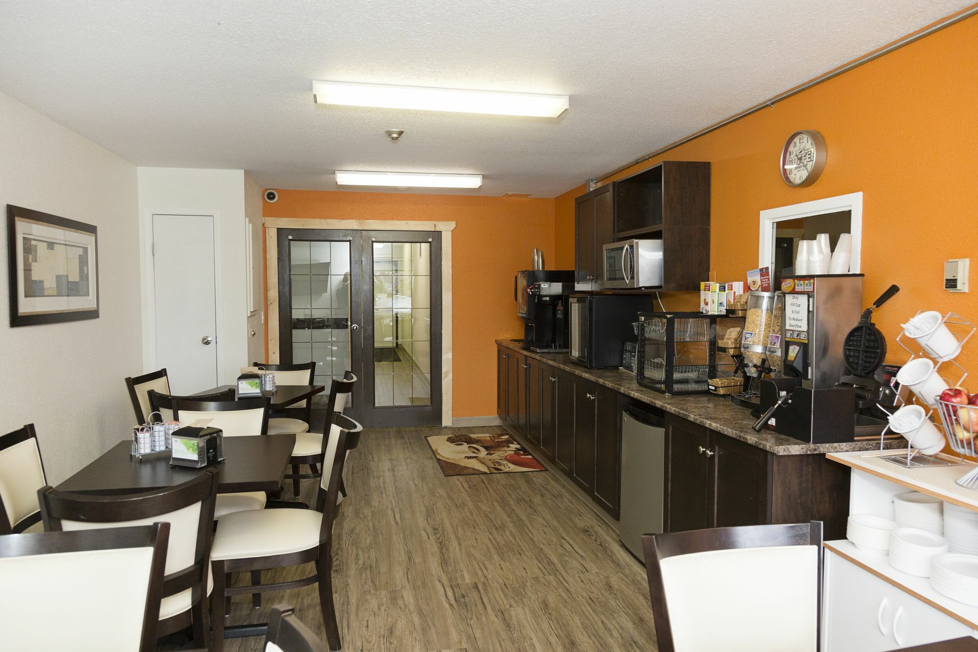 Super 8 By Wyndham Strathmore Esterno foto