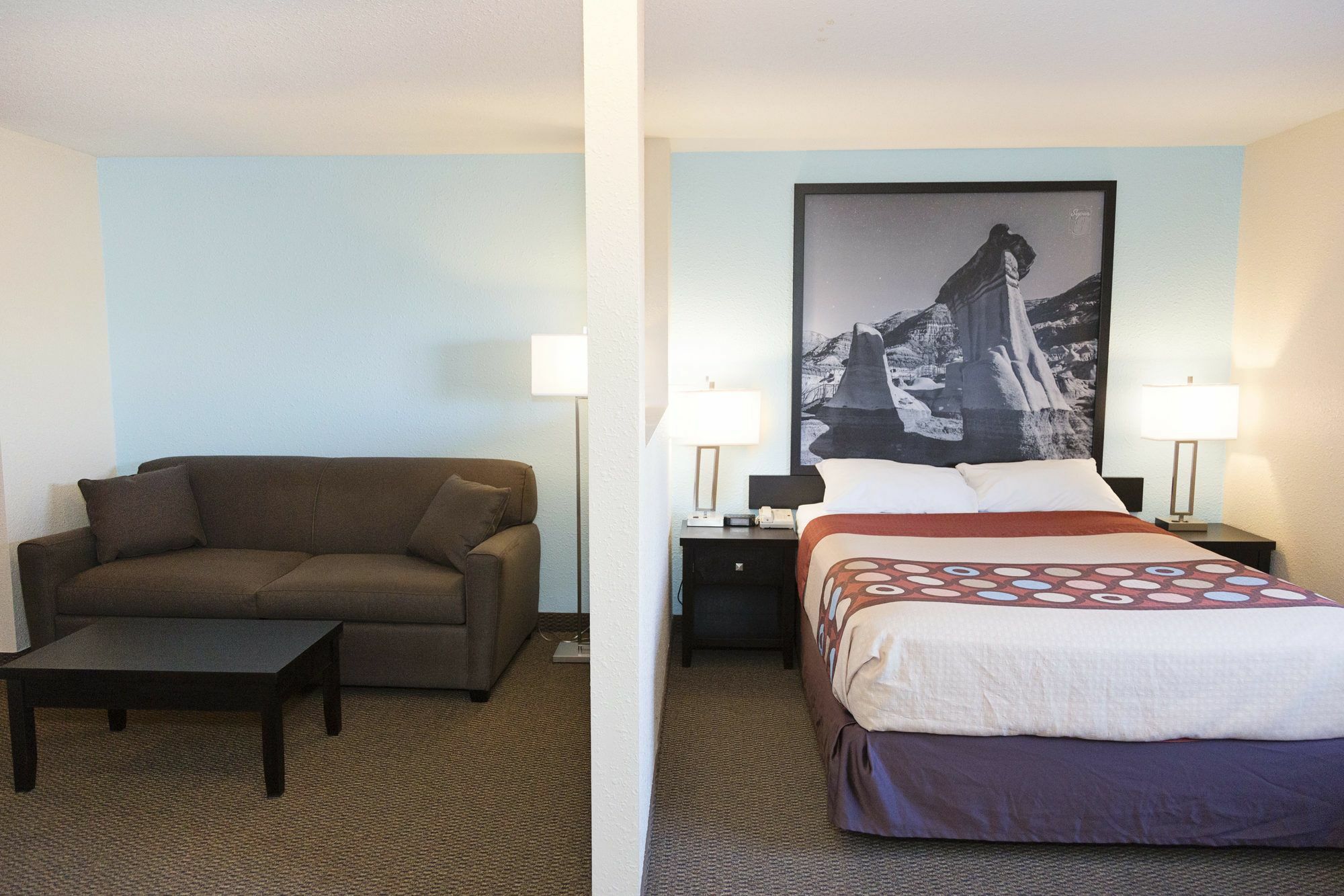 Super 8 By Wyndham Strathmore Esterno foto