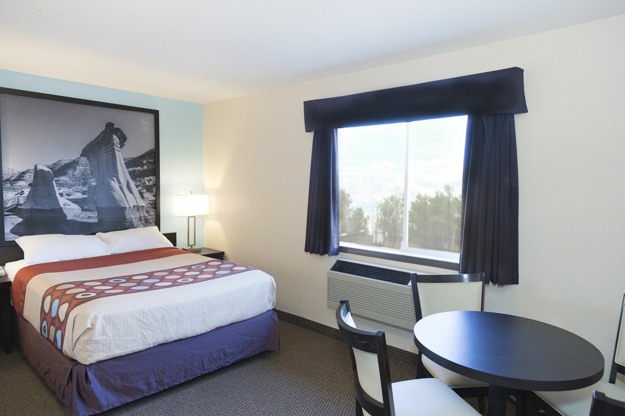 Super 8 By Wyndham Strathmore Esterno foto