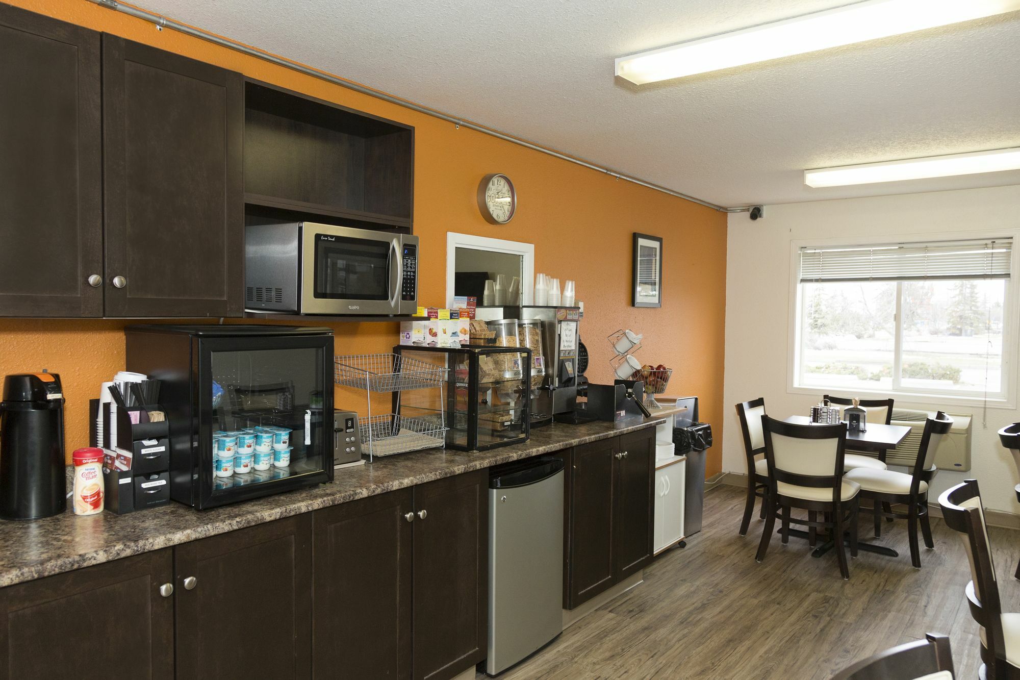 Super 8 By Wyndham Strathmore Esterno foto