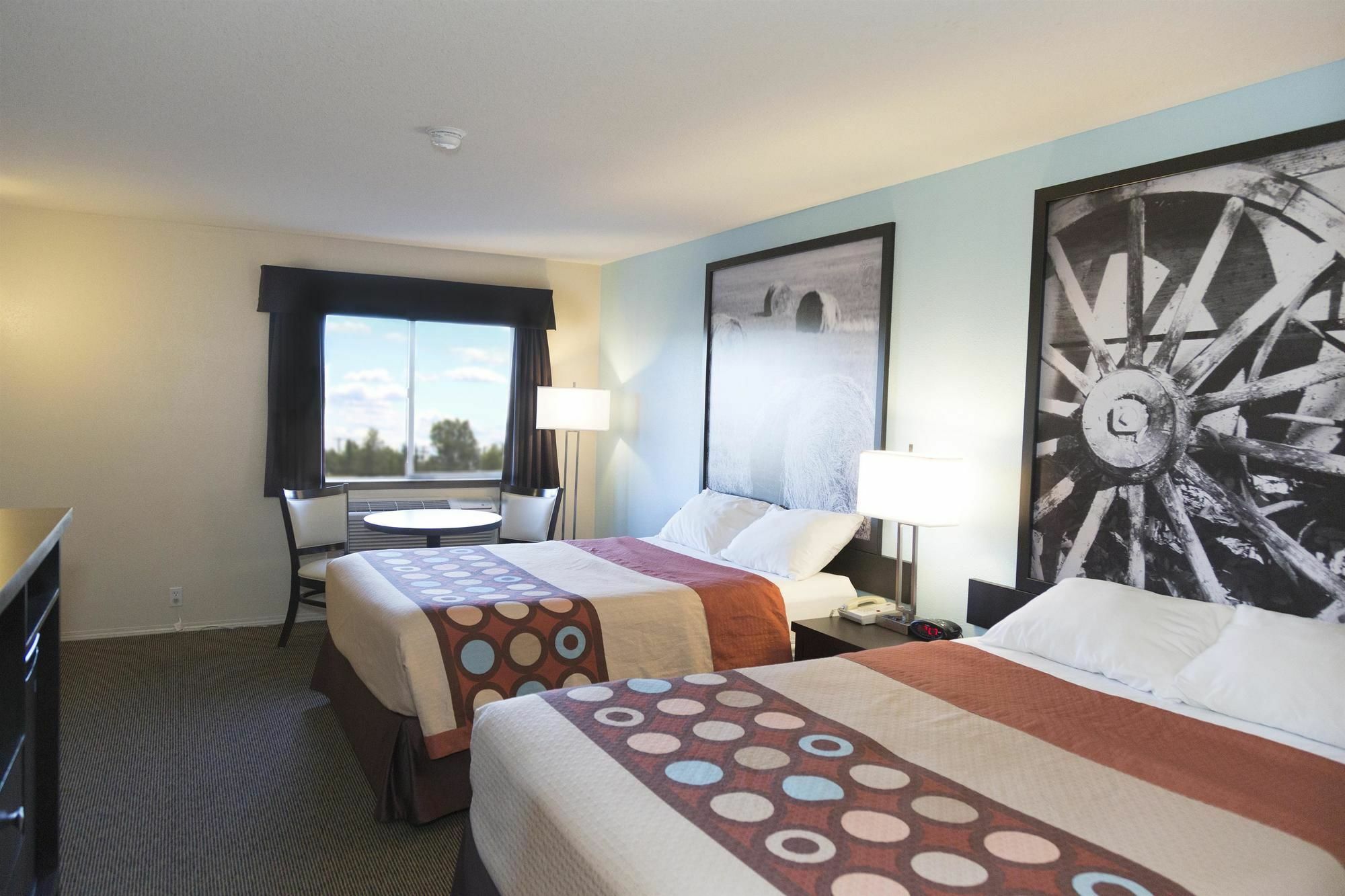 Super 8 By Wyndham Strathmore Esterno foto