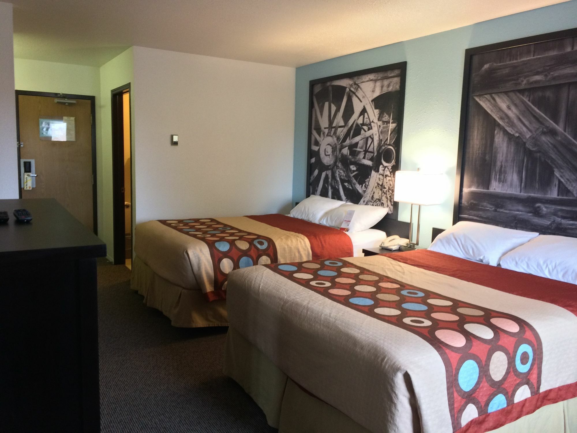 Super 8 By Wyndham Strathmore Esterno foto