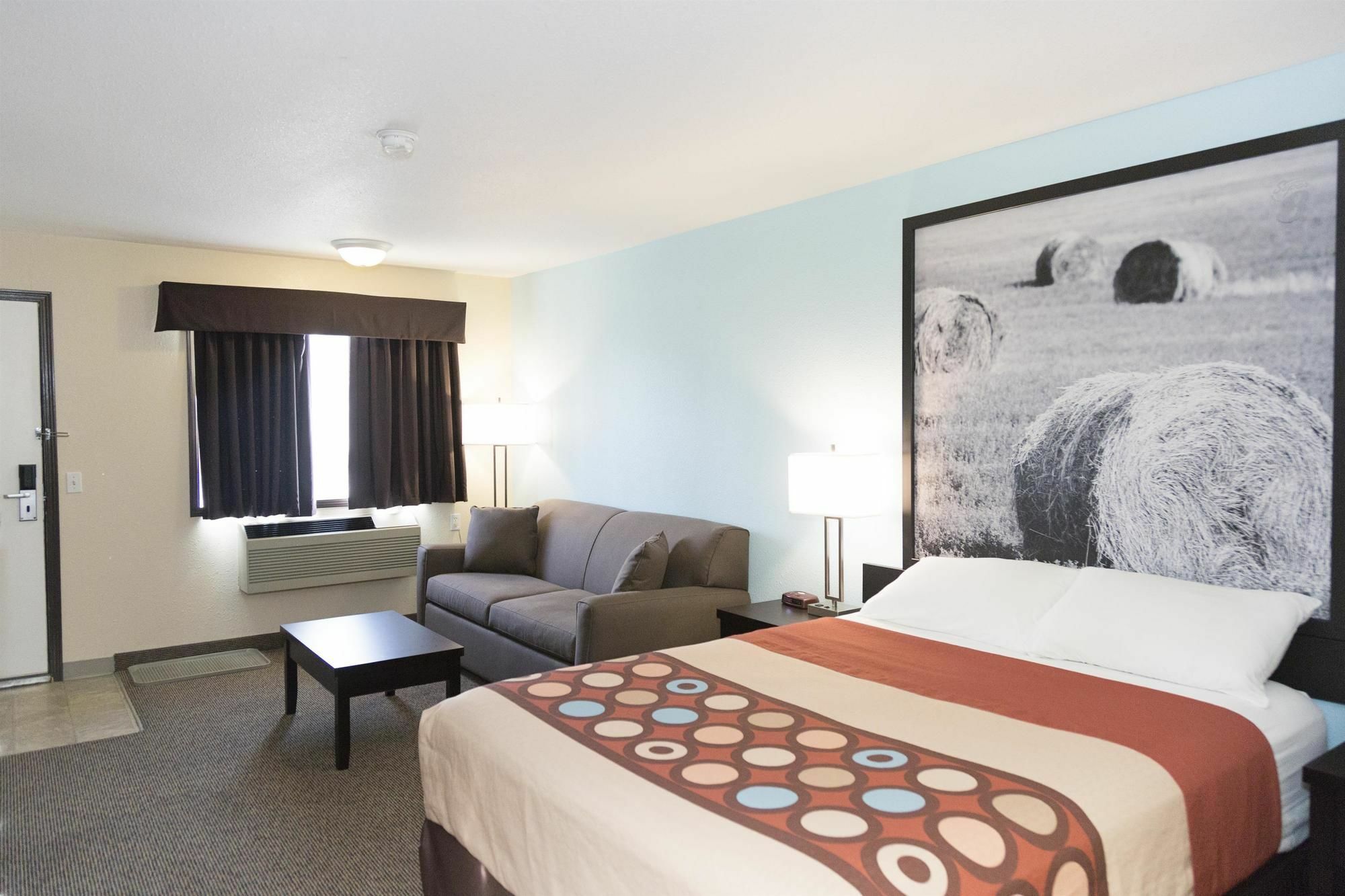 Super 8 By Wyndham Strathmore Esterno foto