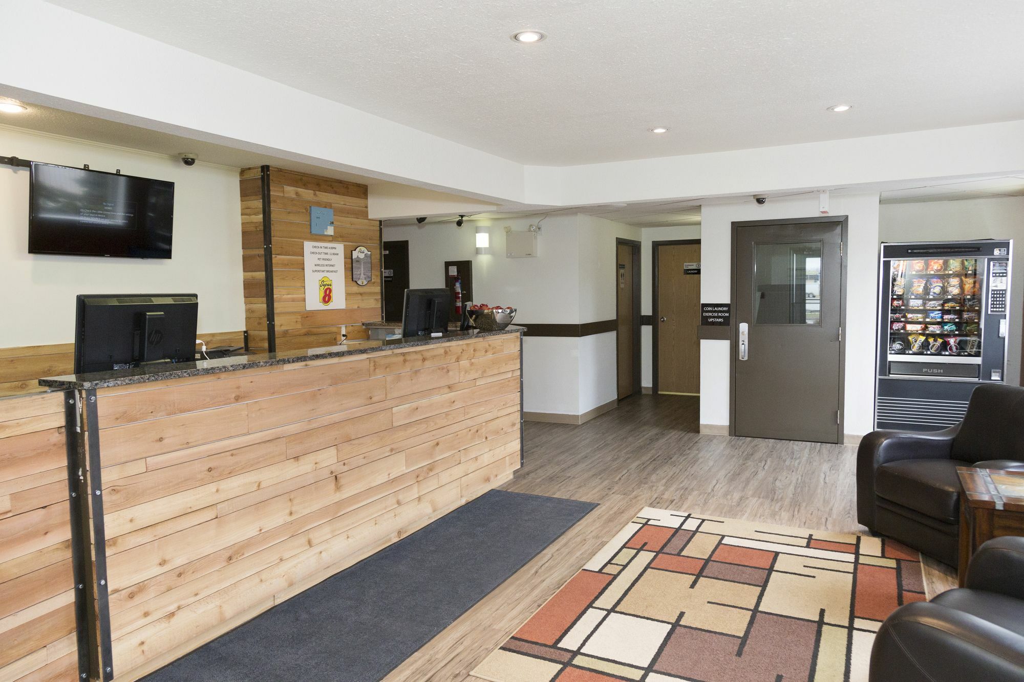 Super 8 By Wyndham Strathmore Esterno foto