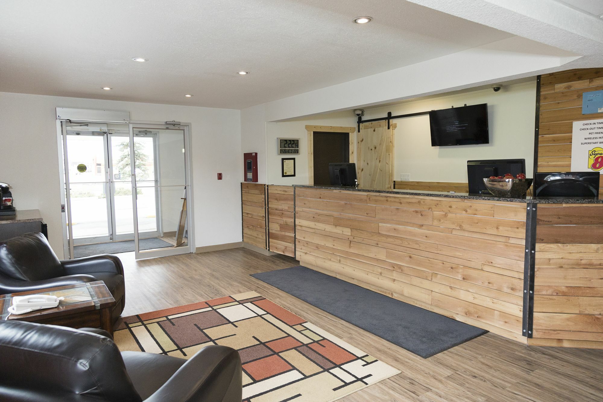 Super 8 By Wyndham Strathmore Esterno foto