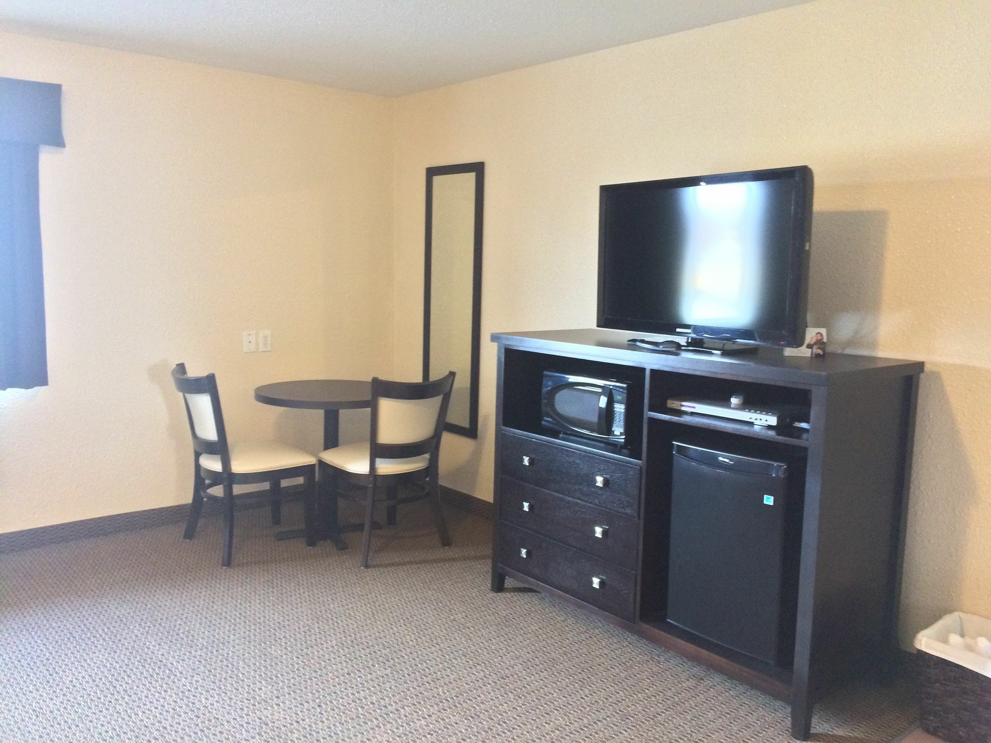 Super 8 By Wyndham Strathmore Esterno foto