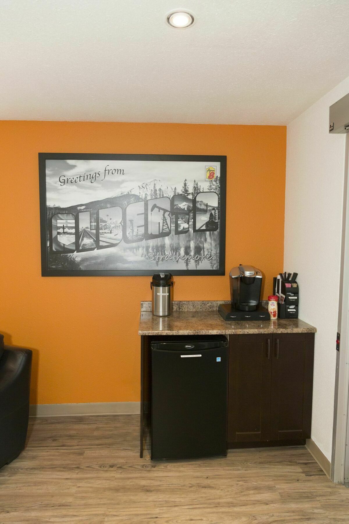 Super 8 By Wyndham Strathmore Esterno foto