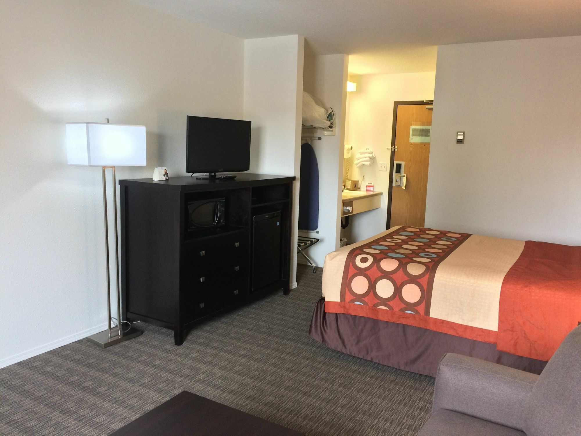 Super 8 By Wyndham Strathmore Esterno foto