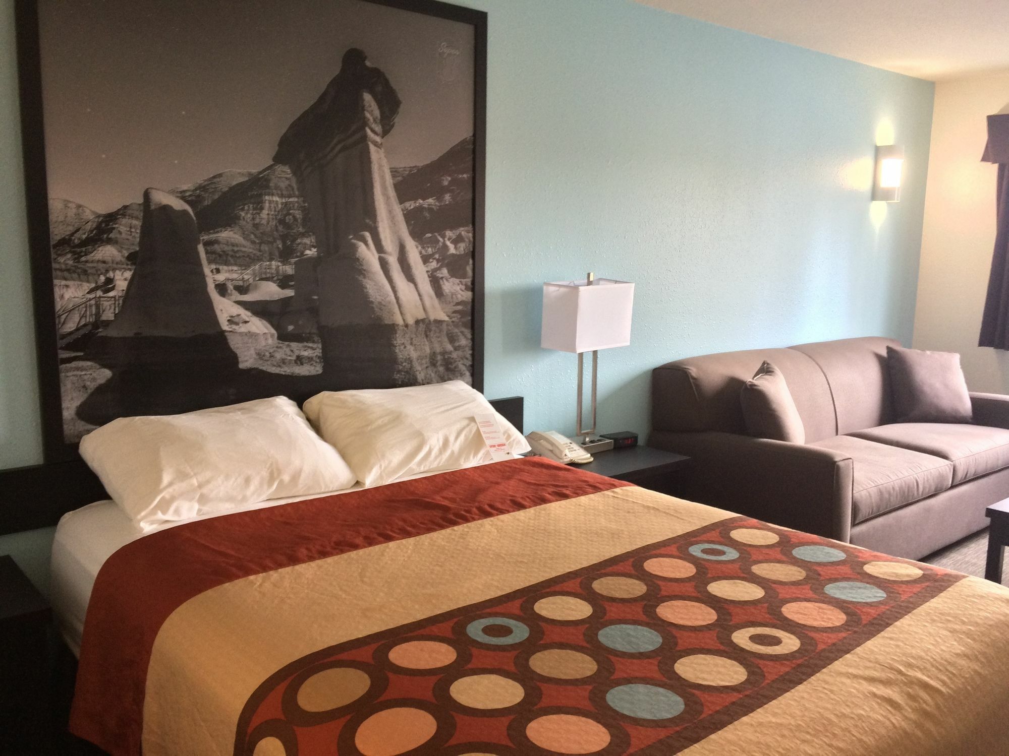 Super 8 By Wyndham Strathmore Esterno foto