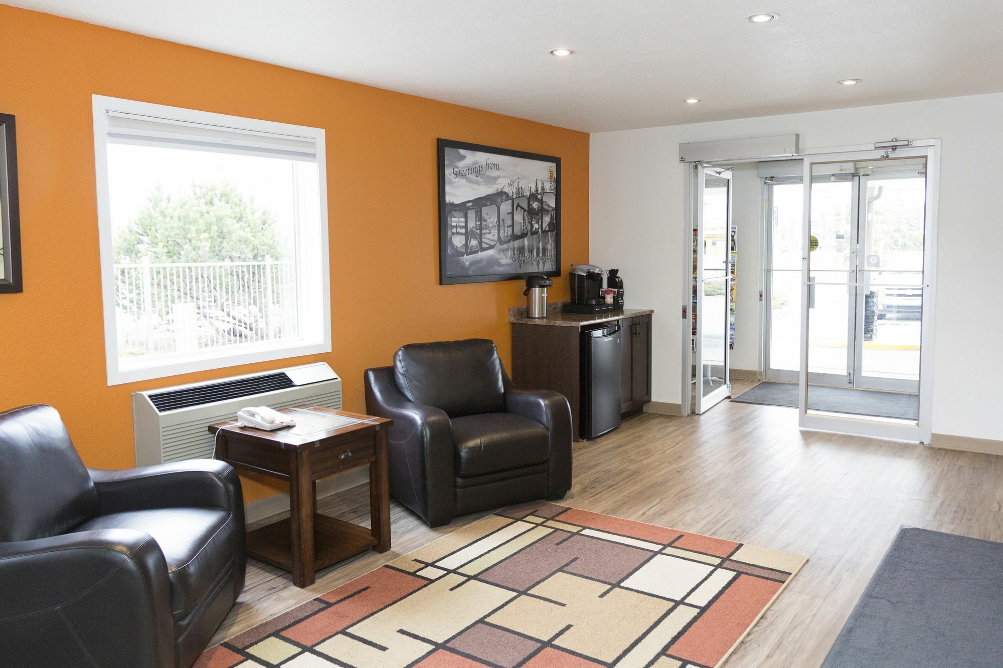 Super 8 By Wyndham Strathmore Esterno foto