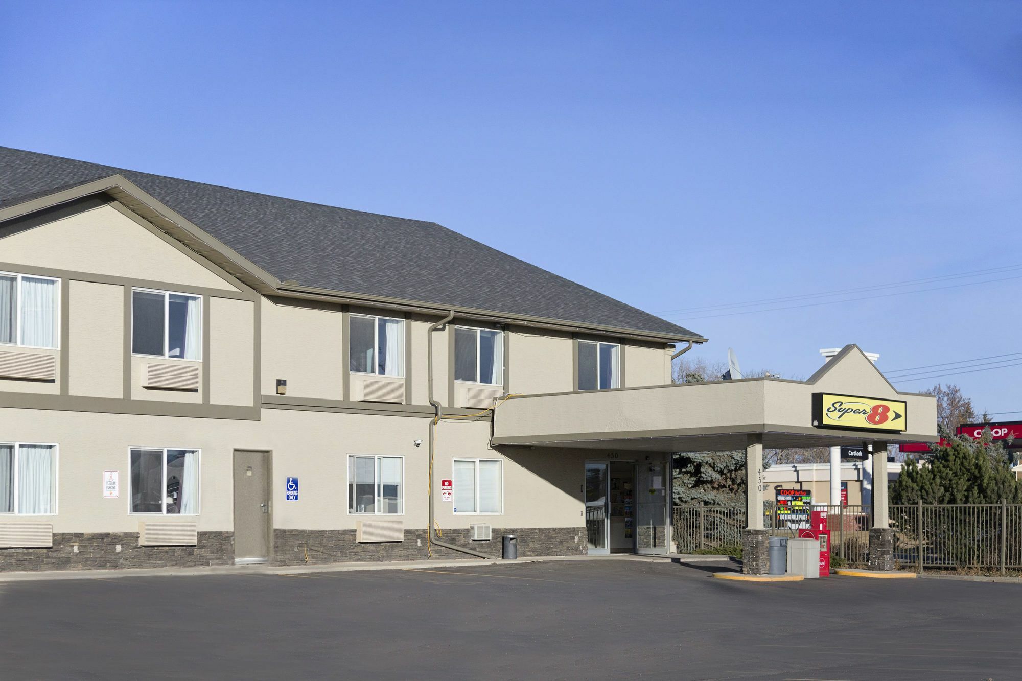 Super 8 By Wyndham Strathmore Esterno foto