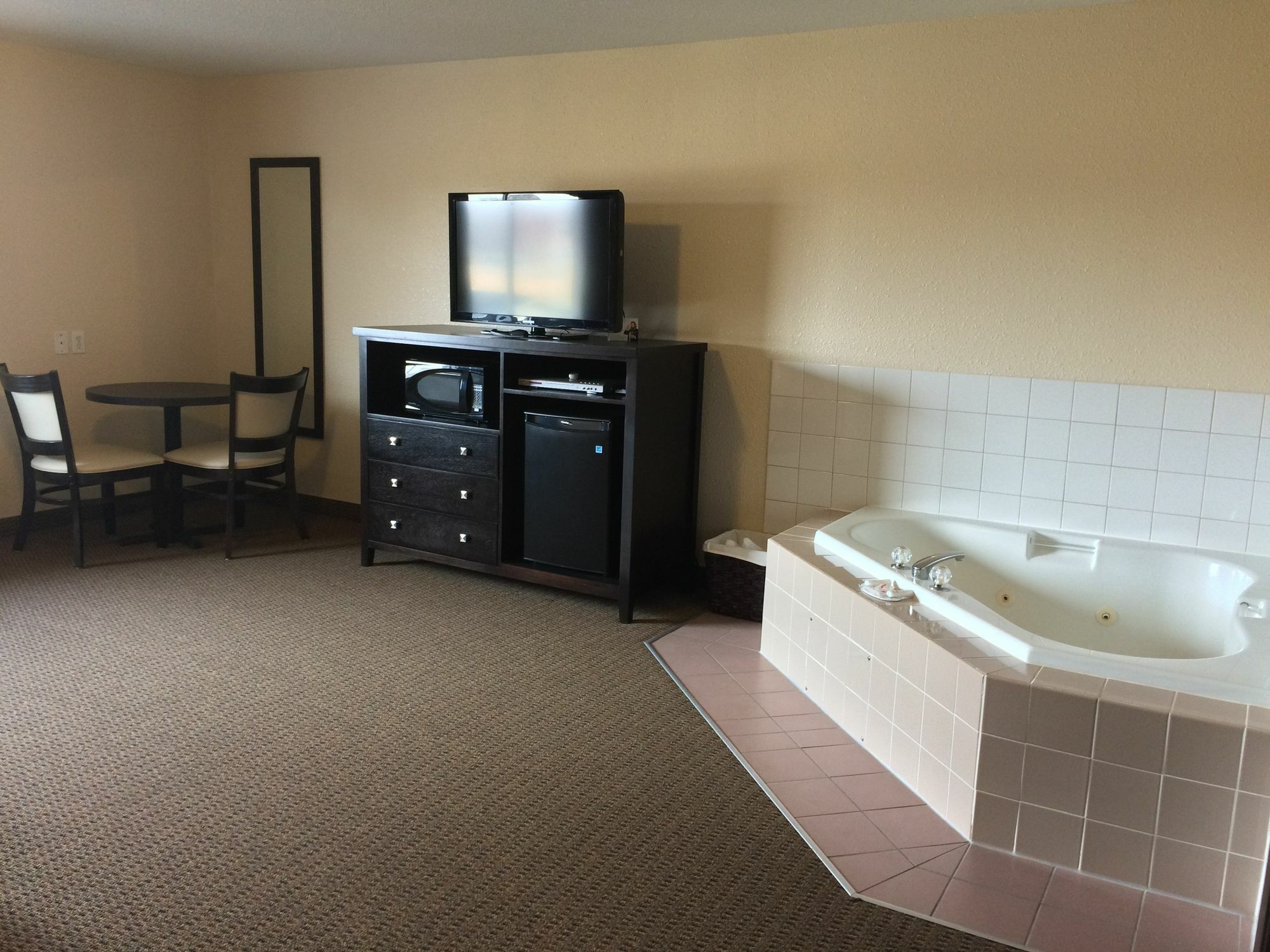 Super 8 By Wyndham Strathmore Esterno foto