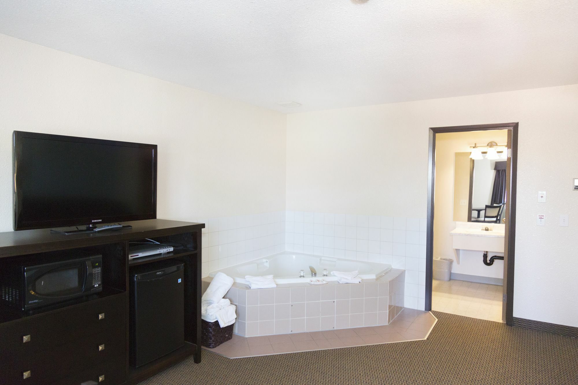 Super 8 By Wyndham Strathmore Esterno foto