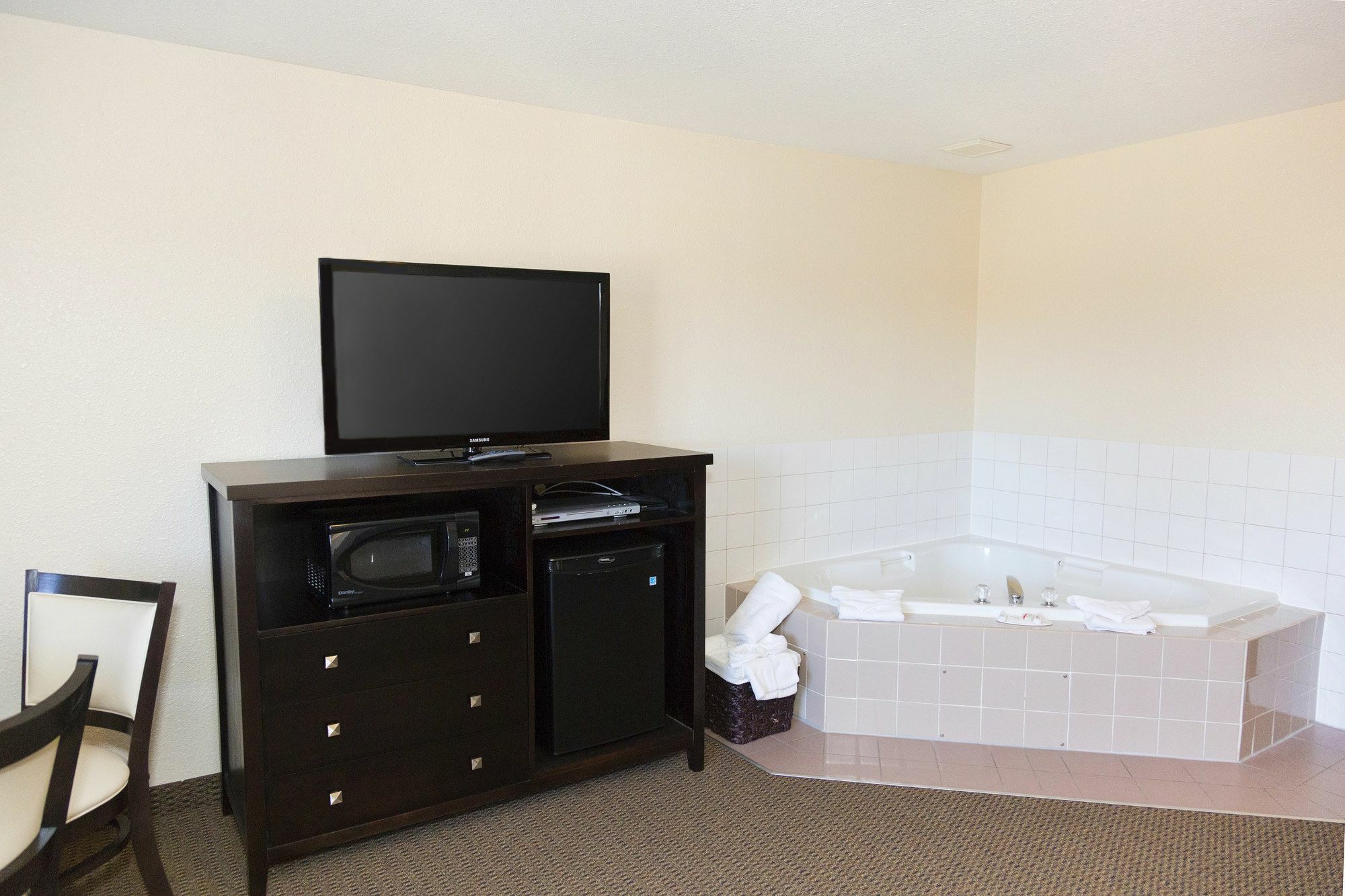 Super 8 By Wyndham Strathmore Esterno foto